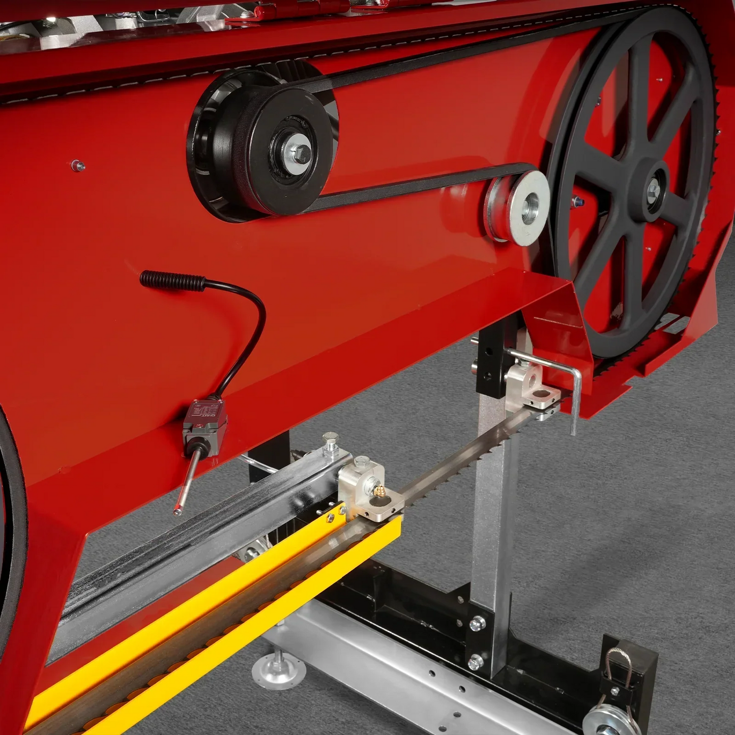 32" Portable Sawmill (5 x Blades Included), 459cc 15HP E-Start Gasoline Engine, 29" Board Width, 20' Track Length (13' Track Length + 6.6' Track Extension Included) , SM-32